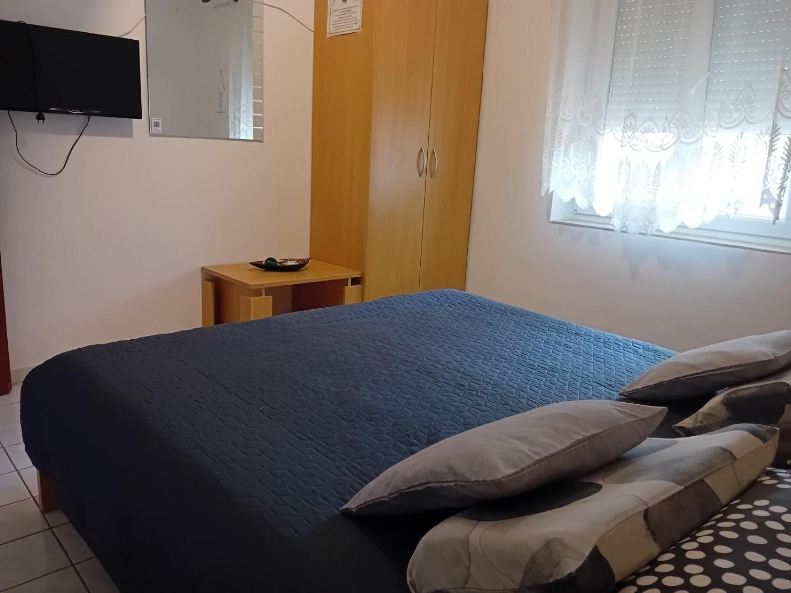Rooms With A Parking Space Krk - 13553 Vrh  Pokoj fotografie